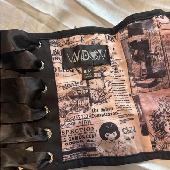 Chic Black Corset Belt with Floral Embroidery - Picture 4 of 5